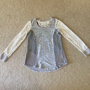 Lace sleeve loose fit top M